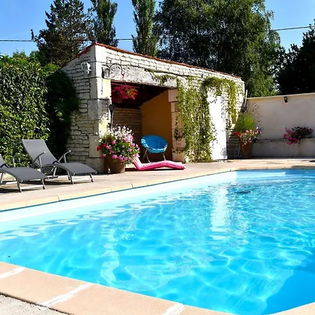 招待所 Aux Agapanthes, D'hotes Charentaises De Charme Avec Piscine Aumagne