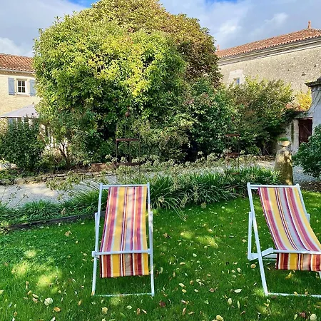 Aux Agapanthes, D'hotes Charentaises De Charme Avec Piscine