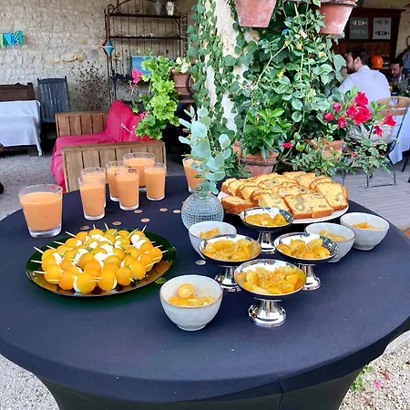 Aux Agapanthes, D'hotes Charentaises De Charme Avec Piscine 招待所 3*